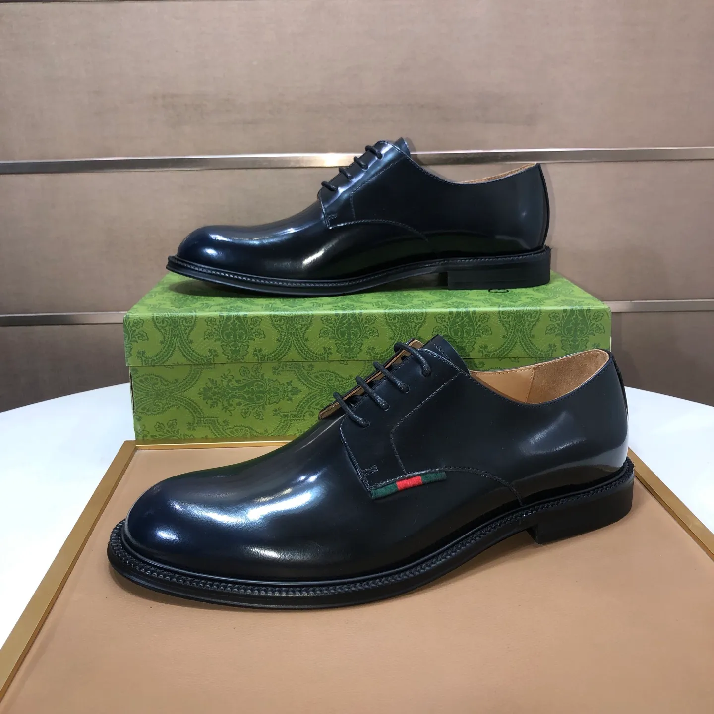 Factory batch 500💰Italy’s top luxury men’s shoe giant (GUCCI) (Gucci) (full cowhide lining) new arrival🍃Original European style🔰 Pleasant to the eye😍In order to make the shoes more durable and non-deformable🌀The production continues to follow traditional methods but there is still no lack of innovation💪The original sheepskin is selected for the leather♻️Smooth, natural and extra bright⭐Made of imported cowhide The rich man’s first choice 38-45 (45 customized)